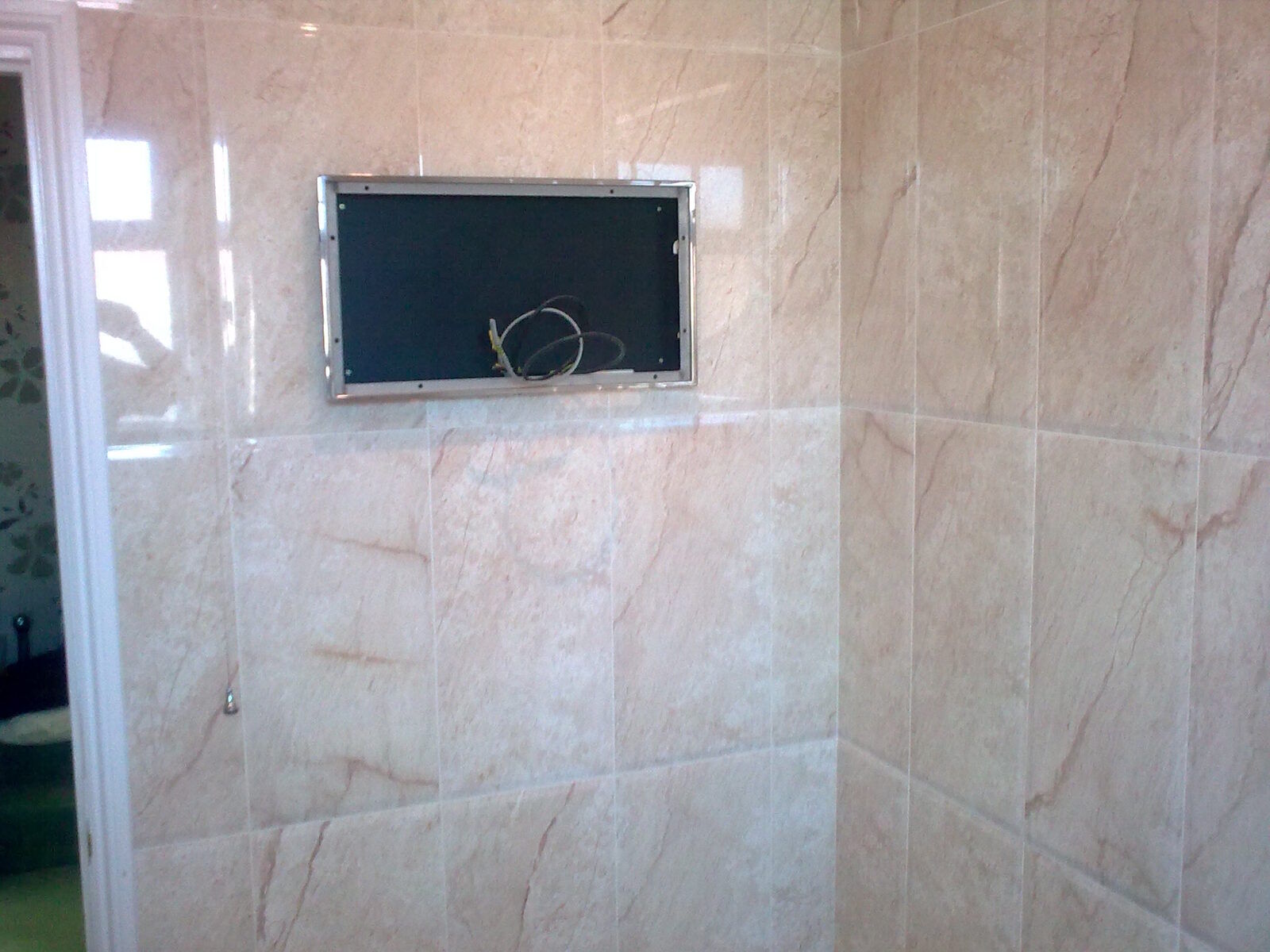 Marble-effect tiled wall with recess